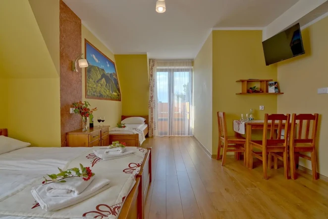 Pokoj Comfort/Balkon pro čtyři hosty s vlastní koupelnou a výhledem na hory